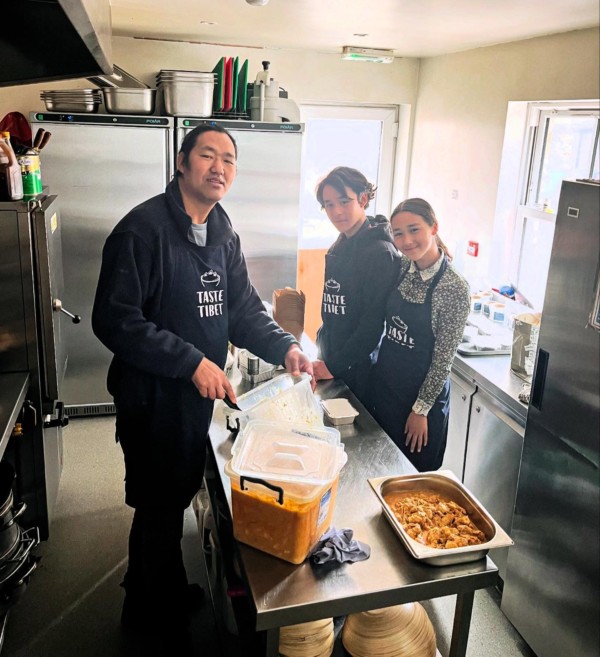Bank holiday Monday looked like this. Sorry kids but we LOVE it when you’re off school as you are absolute pros at packing and stickering up our freezer food. Stocks of curries and momos are currently looking good, so if you want to make sure your needs are met while Taste Tibet is closed we recommend coming by soon! Last time we shut doors it nearly came to fisticuffs and we don’t want to leave you disappointed. Open this evening from 5pm and then for lunch and dinner Saturday and Sunday. Hot food or freezer food. Dine in or take away ☀️.

.

tastetibet tibetanfamily tibetanbusiness tibetanrestaurant tibetanfood oxfordfood oxfordrestaurants independentox familybusiness